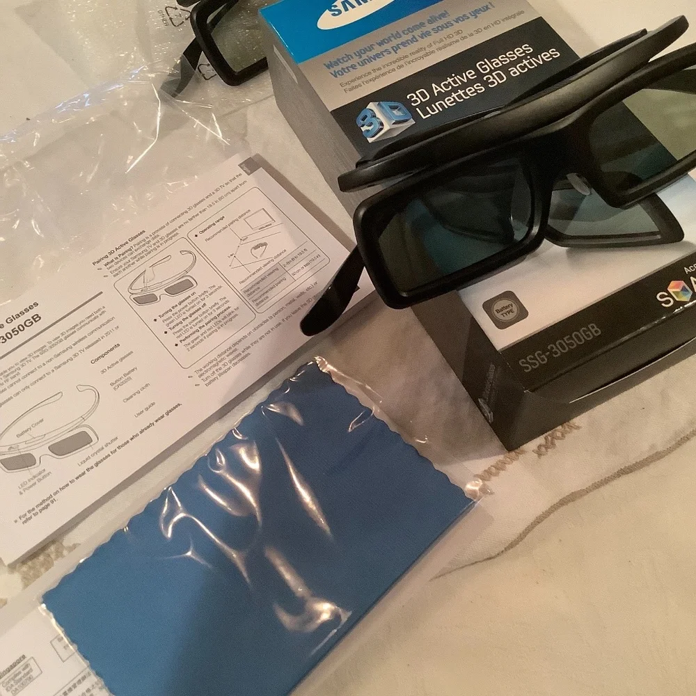 2 pair of Samsung 3d glasses. (Selling as a set)